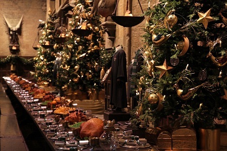Học viện phù thủy Hogwarts trong mùa Giáng sinh - 21 Hai dãy bàn dài trong sảnh lớn với những món ăn đặc trưng
cho mùa Giáng sinh.