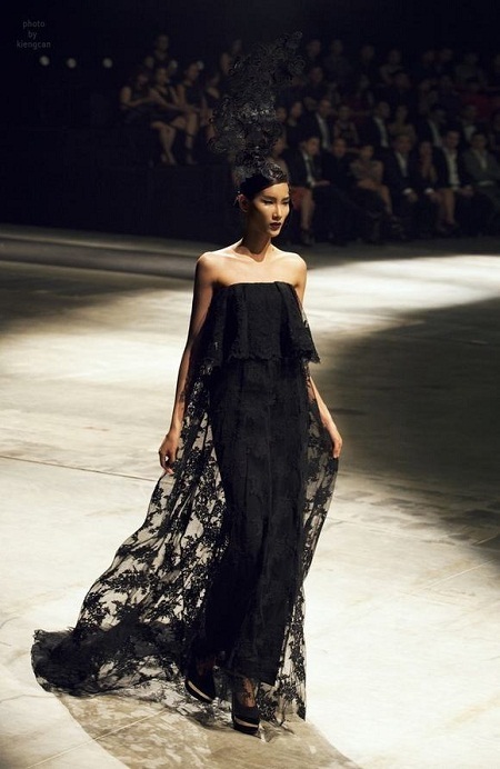 Những "cô gái quê" trong làng mẫu Việt và cú lột xác hoàn hảo - 5 Hoàng Thùy của những ngày đầu tiên lên sóng truyền hình, trông cô vẫn rất quê mùa.