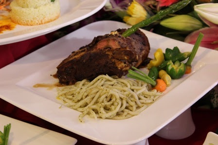Hilton Hotel chiến thắng tại bán kết 1 “Chiếc thìa vàng” khu vực phía Bắc - 9 Món Thăn bò T-Bone Sốt
nấm Truffle của Sun Way Hotel ăn kèm với mỳ Udon và rau xanh Đà Lạt