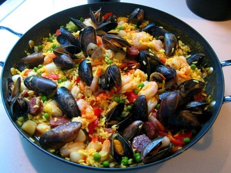 Phở là một trong 43 món phải ăn trong đời - 9 Cơm thập cẩm hải sản và
xúc xích cay ở Barcelona, Tây Ban Nha.