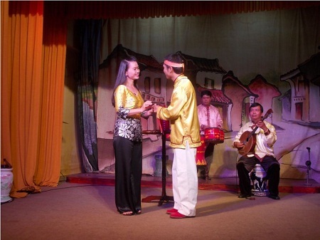 Chị Lệ Nga cùng anh Phạm Anh Tuấn đang đánh bài chòi.