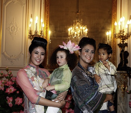 Hoa hậu Ngọc Hân và
Miss France 1994 với trẻ em Việt Nam là con nuôi của các gia đình Pháp.