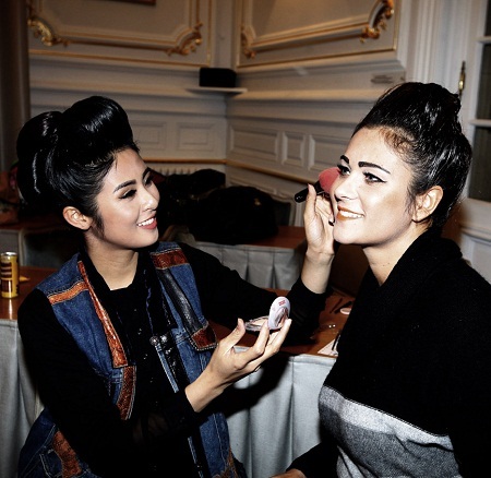 Hoa hậu Ngọc Hân và
Miss France 1994 với trẻ em Việt Nam là con nuôi của các gia đình Pháp.