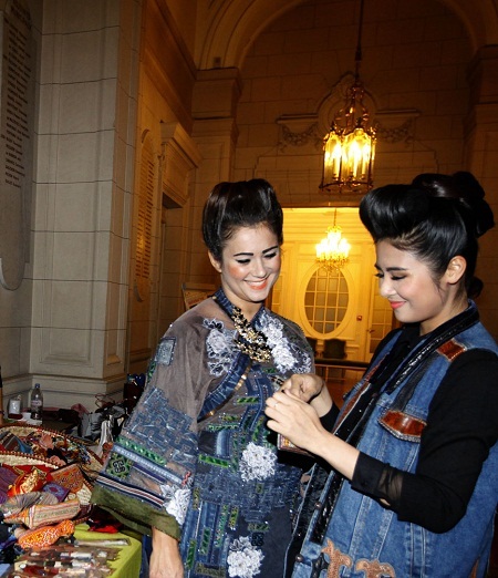 Hoa hậu Ngọc Hân và
Miss France 1994 với trẻ em Việt Nam là con nuôi của các gia đình Pháp.