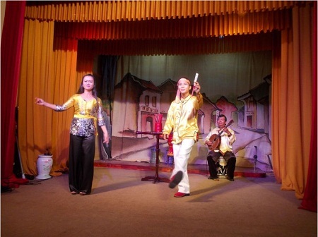 Anh Tuấn cho khán giả xem bài rút được và chị
Nga hát bài chòi.