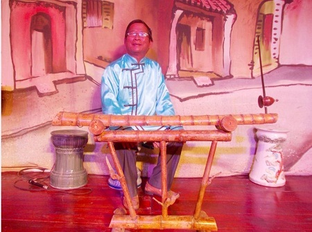 Nghệ nhân Nguyễn Đáng bên cây đàn nhị.