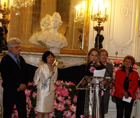 Áo dài Việt - Sứ giả của lòng nhân ái