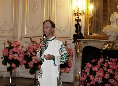 Áo dài Việt - Sứ giả của lòng nhân ái