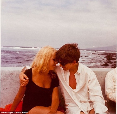 Một khoảnh khắc thân mật giữa nhiếp ảnh gia Astrid Kirchherr
và George Harrison.