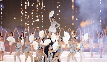 Ca sĩ Hồ Ngọc Hà biểu diễn mở đầu đêm chung kết Hoa hậu Việt Nam 2014