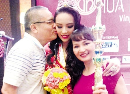 Nụ cười rạng rỡ của bố mẹ tân Hoa hậu Việt Nam 2014 bên con gái sau giây phút đăng quang. Ảnh: HTL