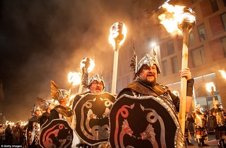 Năm 2015 đã “gõ cửa”! - 36 Diễu hành đón chào năm mới ở Bishkek, Kyrgyzstan.