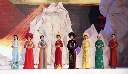 Các thí sinh hoa hậu trình diễn áo dài