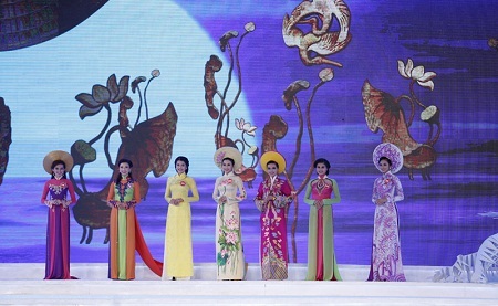 Các thí sinh hoa hậu trình diễn áo dài