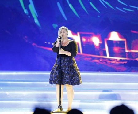 Kelly Clarkson biểu diễn trên sân khấu Chung kết Hoa hậu Việt Nam 2014