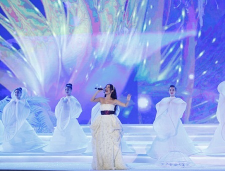 Ca sĩ Hồng Nhung với ca khúc Bay đi cánh chim biển