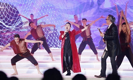 Tùng Dương biểu diễn ca khúc Con ốc trong đêm Chung kết Hoa hậu Việt Nam