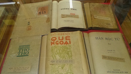 Việc làng (tác giả Ngô
Tất Tố, ấn bản năm 1940, do Mai Lĩnh xuất bản).
