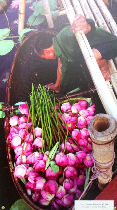 Thuyền hoa trên Hồ Tây - Trương Anh Đức