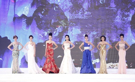 Thí sinh Hoa hậu trong trang phục dạ hội
