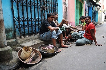 Không
chỉ trẻ em mà những người lớn không tìm được việc làm cũng sẵn sàng làm công việc
này.