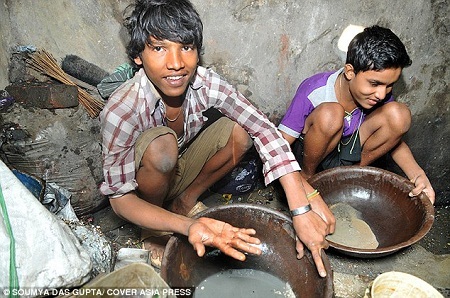 Sau
khi thu gọm những bụi đất trên đường phố, các em nhỏ trở về nhà để chuẩn bị lọc
vàng.