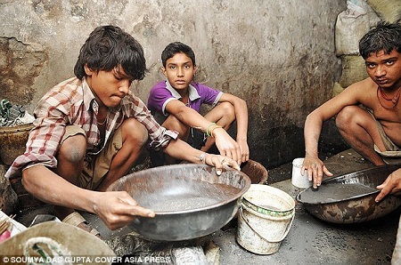 Một
chất xúc tác quan trọng để tách vàng ra khỏi những thứ tạp nham khác chính là
axit.