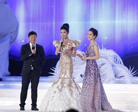 Thí sinh Nguyễn Trần Huyền My nhận câu hỏi từ Trưởng ban giám khảo Hoa hậu VN 2014