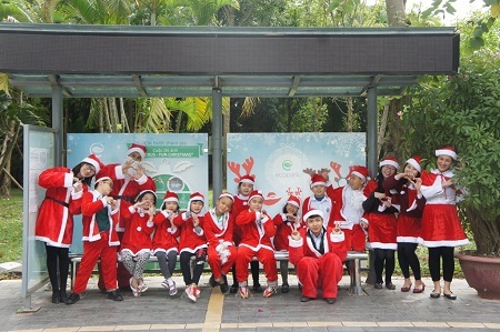 Các em thiếu nhi
khu đô thị biểu diễn trong Lễ thắp sáng cây thông Noel