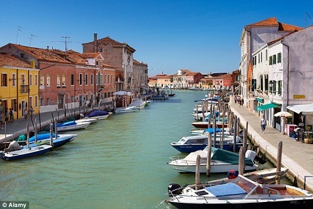 Venice được “cứu thoát” khỏi cảnh ngập lụt - 6 Venice
vốn thường gặp phải những trận lụt làm tê liệt đời sống của người dân nơi đây.