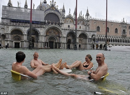 Venice được “cứu thoát” khỏi cảnh ngập lụt - 7 Venice
vốn thường gặp phải những trận lụt làm tê liệt đời sống của người dân nơi đây.