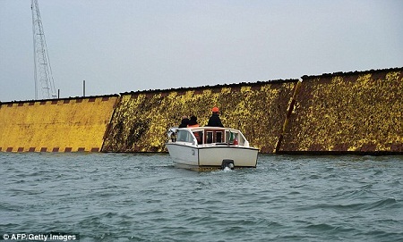Venice được “cứu thoát” khỏi cảnh ngập lụt - 9 Bức
tường rào ngăn thủy triều khi được nâng lên khỏi mặt nước.