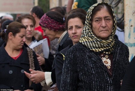Hình ảnh đón Giáng sinh từ một trại tị nạn ở Iraq - 15 Mỗi
ngày có hàng trăm người tới chờ để được nhận lương thực.