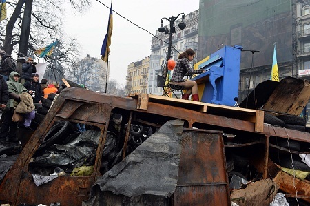 Cảnh sát chống bạo động
của Ukraine dàn quân trong thành phố Kiev ngày 23/1.