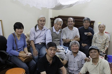 Bùi Ngọc Tấn và bè bạn đến thăm ông vào ngày 16/11/2014. Ảnh do con trai nhà văn chụp.