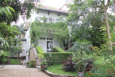 Biệt thự triệu đô của Á hậu 1 Huyền My - 1 Khu vườn phía trước trồng nhiều loại cây ăn quả như xoài, ổi, hồng xiêm...