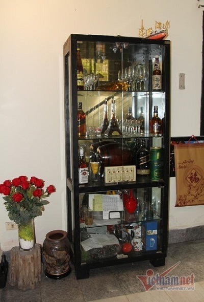 Biệt thự triệu đô của Á hậu 1 Huyền My - 5 Một góc phòng khách gây ấn tượng với chiếc tủ chứa rượu ngoại.