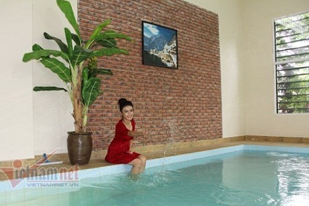 Biệt thự triệu đô của Á hậu 1 Huyền My - 11 Huyền My bên bể bơi trong nhà.