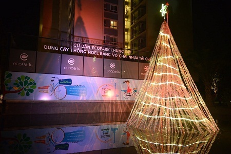 Cây thông Noel bằng
các chai nhựa tỏa sáng