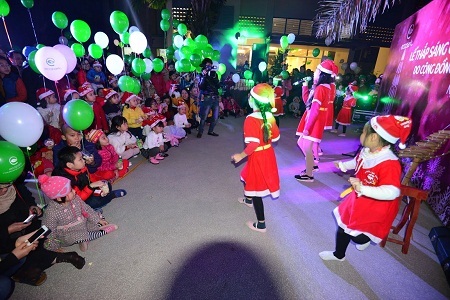 Các em thiếu nhi
khu đô thị biểu diễn trong Lễ thắp sáng cây thông Noel
