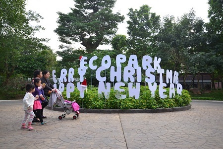 Các em thiếu nhi
khu đô thị biểu diễn trong Lễ thắp sáng cây thông Noel