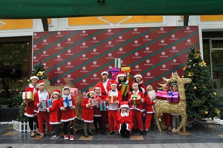 Các em thiếu nhi
khu đô thị biểu diễn trong Lễ thắp sáng cây thông Noel