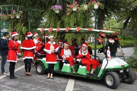 Các em thiếu nhi
khu đô thị biểu diễn trong Lễ thắp sáng cây thông Noel