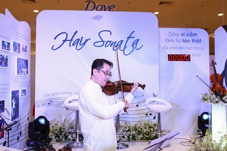 Xuân Huy - tài năng và niềm đam mê âm nhạc hiếm có - 6 Xuân Huy độc tấu violin bằng cây vĩ cầm làm từ tóc thật do chính tay mình vừa thực hiện.