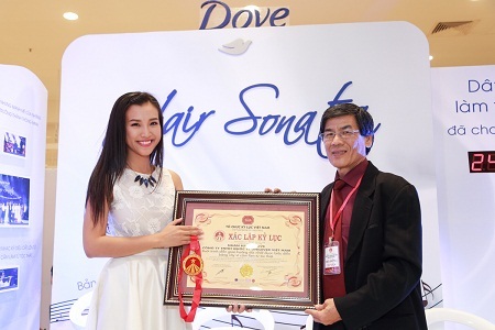 Xuân Huy - tài năng và niềm đam mê âm nhạc hiếm có - 7 Xuân Huy độc tấu violin bằng cây vĩ cầm làm từ tóc thật do chính tay mình vừa thực hiện.