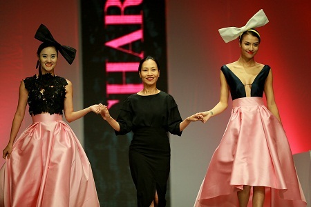 NTK Charming Lys xuất hiện trên sân khấu cùng các người mẫu