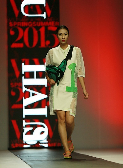 Nguồn năng lượng lớn “phát sáng” từ thế hệ thiết kế trẻ - 15 Hải Siêu (Giải
nhất Mực Tím Style) năng động với những con số nhảy múa.