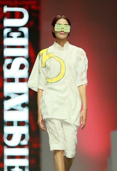 Nguồn năng lượng lớn “phát sáng” từ thế hệ thiết kế trẻ - 16 Hải Siêu (Giải
nhất Mực Tím Style) năng động với những con số nhảy múa.