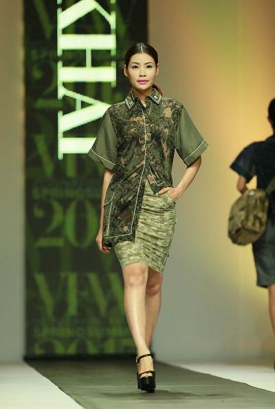 Nguồn năng lượng lớn “phát sáng” từ thế hệ thiết kế trẻ - 17 Quốc Khải (Giải nhì Mực
tím Style) mạnh mẽ với phong cách quân đội.