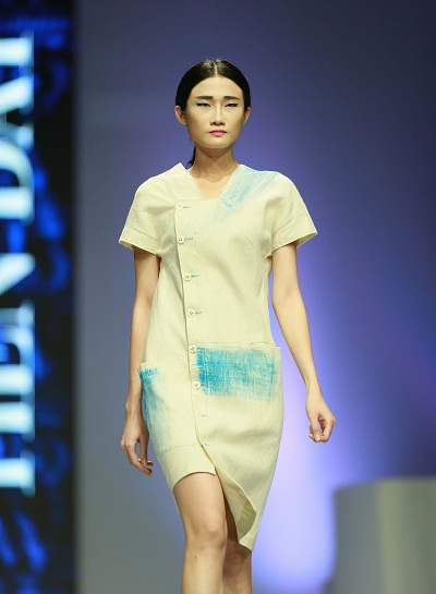 Nguồn năng lượng lớn “phát sáng” từ thế hệ thiết kế trẻ - 19 Tiến Đạt (Giải 3 Mực Tím Style) nhẹ
nhàng với xuân hè bằng vệt màu chuyển động vẽ bằng tay.